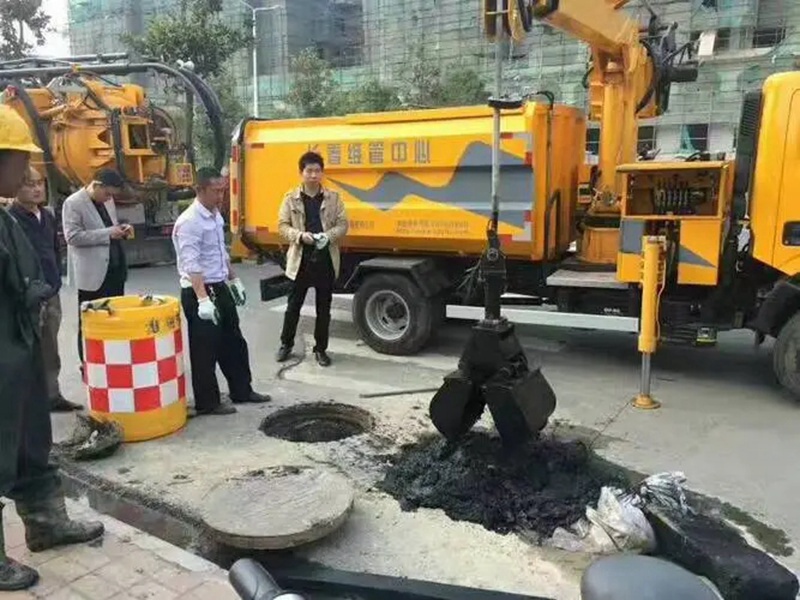 连城街道：网格员化身“清道夫”，为民解忧疏通“堵心”化粪池