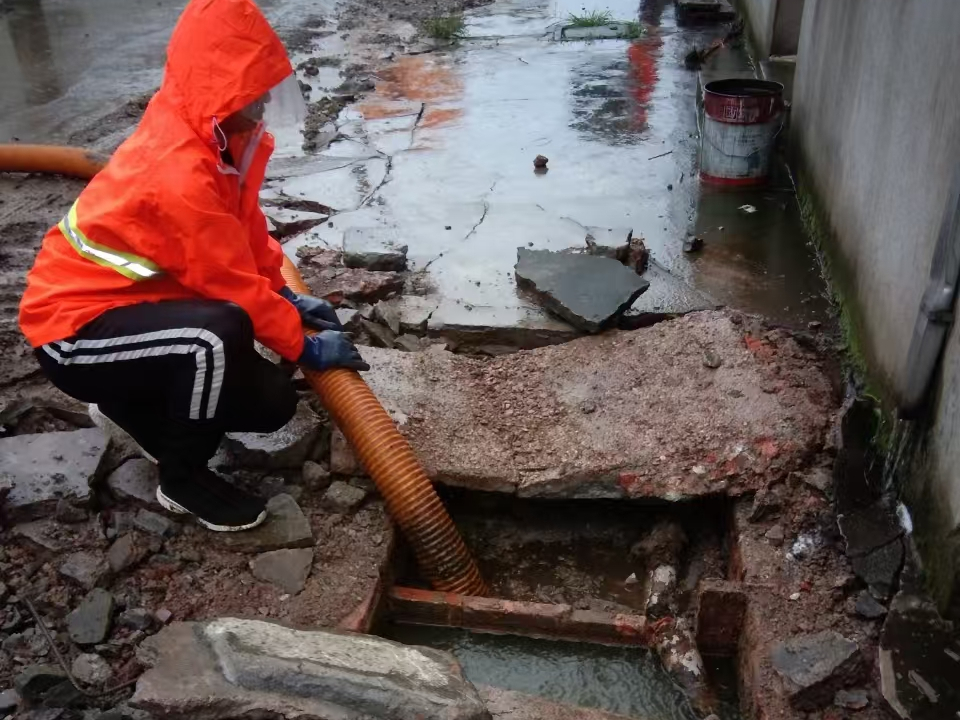 连城专业清理污水池 炜誉市政以规范流程守护城市 “肠道”